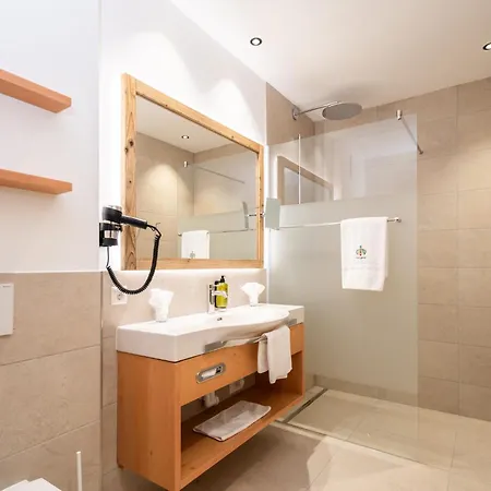 特拉勒霍夫酒店 酒店